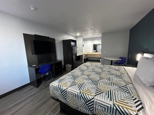 Bakersfield Inn & Suites - image 11