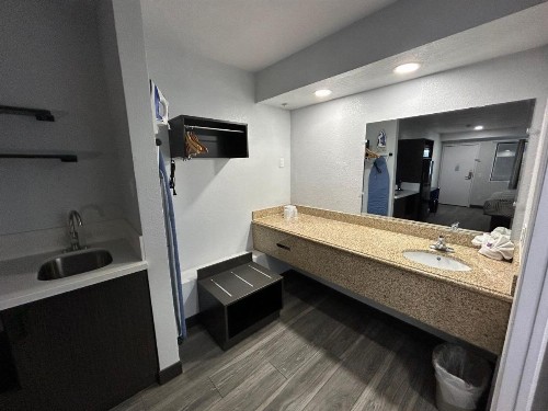 Bakersfield Inn & Suites - image 12