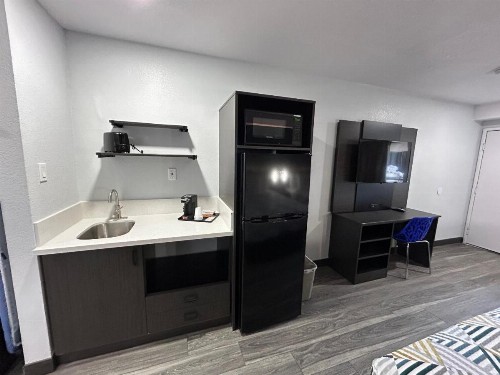 Bakersfield Inn & Suites - image 14