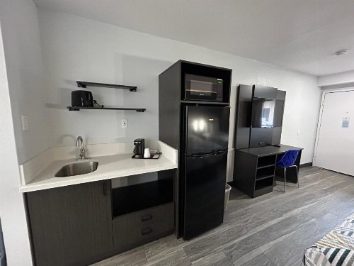 Bakersfield Inn & Suites - image 15