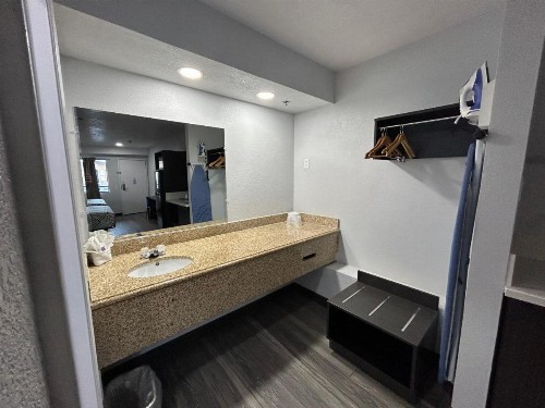 Bakersfield Inn & Suites - image 16