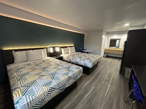 Bakersfield Inn & Suites - image 17