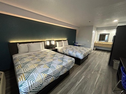 Bakersfield Inn & Suites - image 18