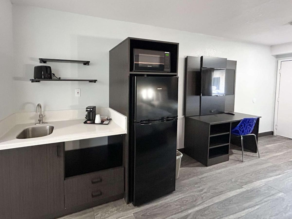 Bakersfield Inn & Suites - image 2