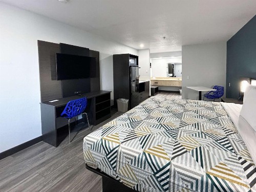 Bakersfield Inn & Suites - image 4