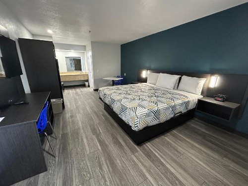 Bakersfield Inn & Suites - image 7
