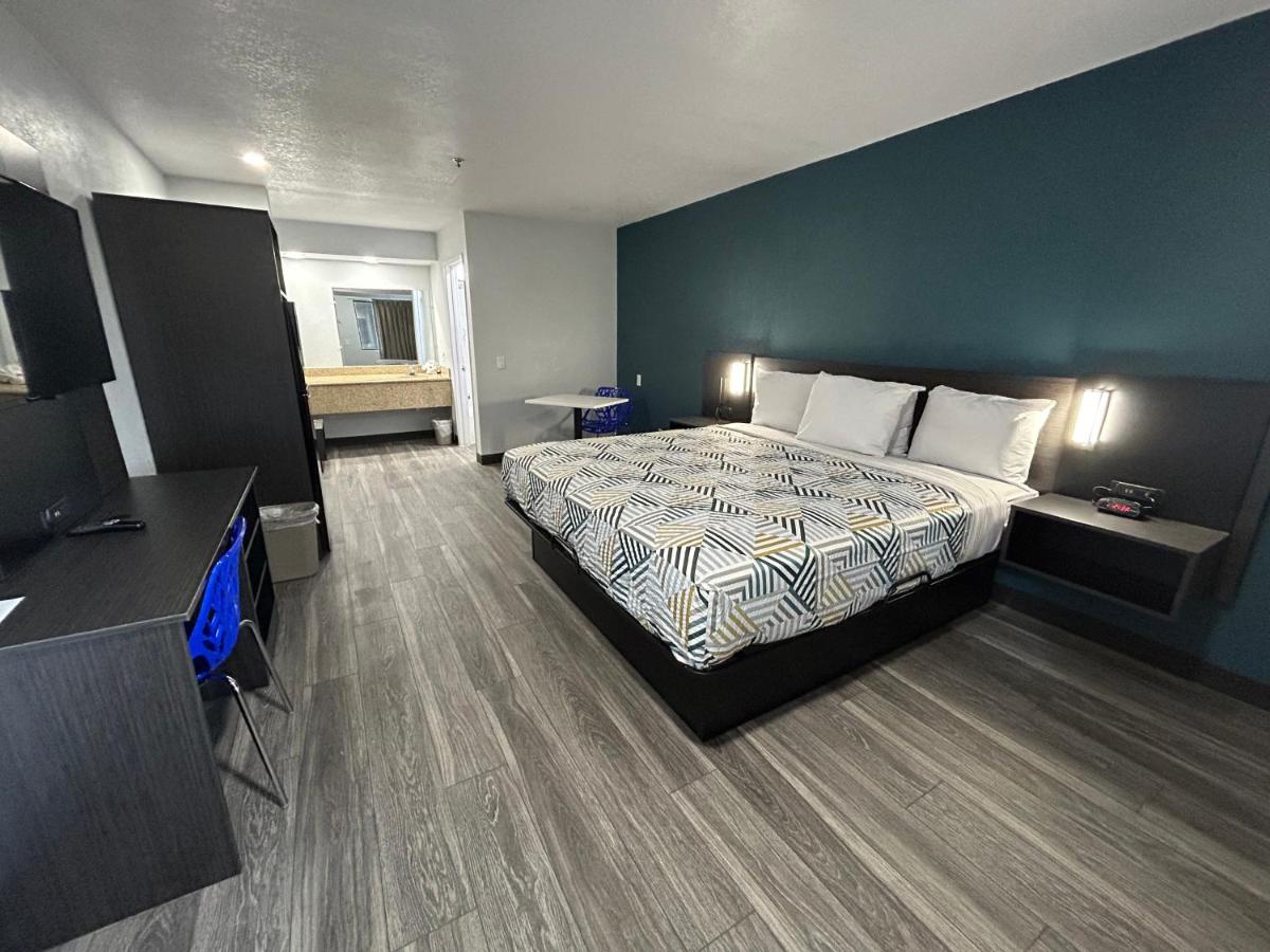 Bakersfield Inn & Suites - image 7