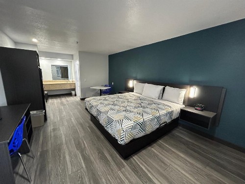 Bakersfield Inn & Suites - image 9