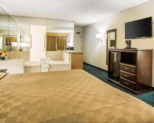 Rodeway Inn and Suites Bakersfield - image 17