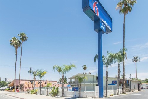 Motel 6 Bakersfield - image 2