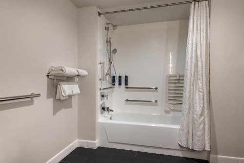 Four Points by Sheraton Bakersfield - image 28