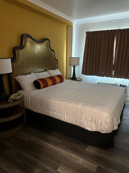 Knights Inn & Suites Bakersfield - image 2