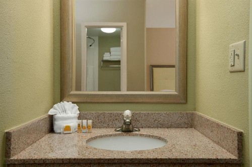 Days Inn by Wyndham Baltimore Inner Harbor - image 11