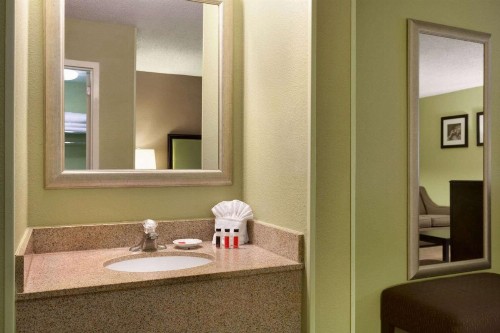 Days Inn by Wyndham Baltimore Inner Harbor - image 13