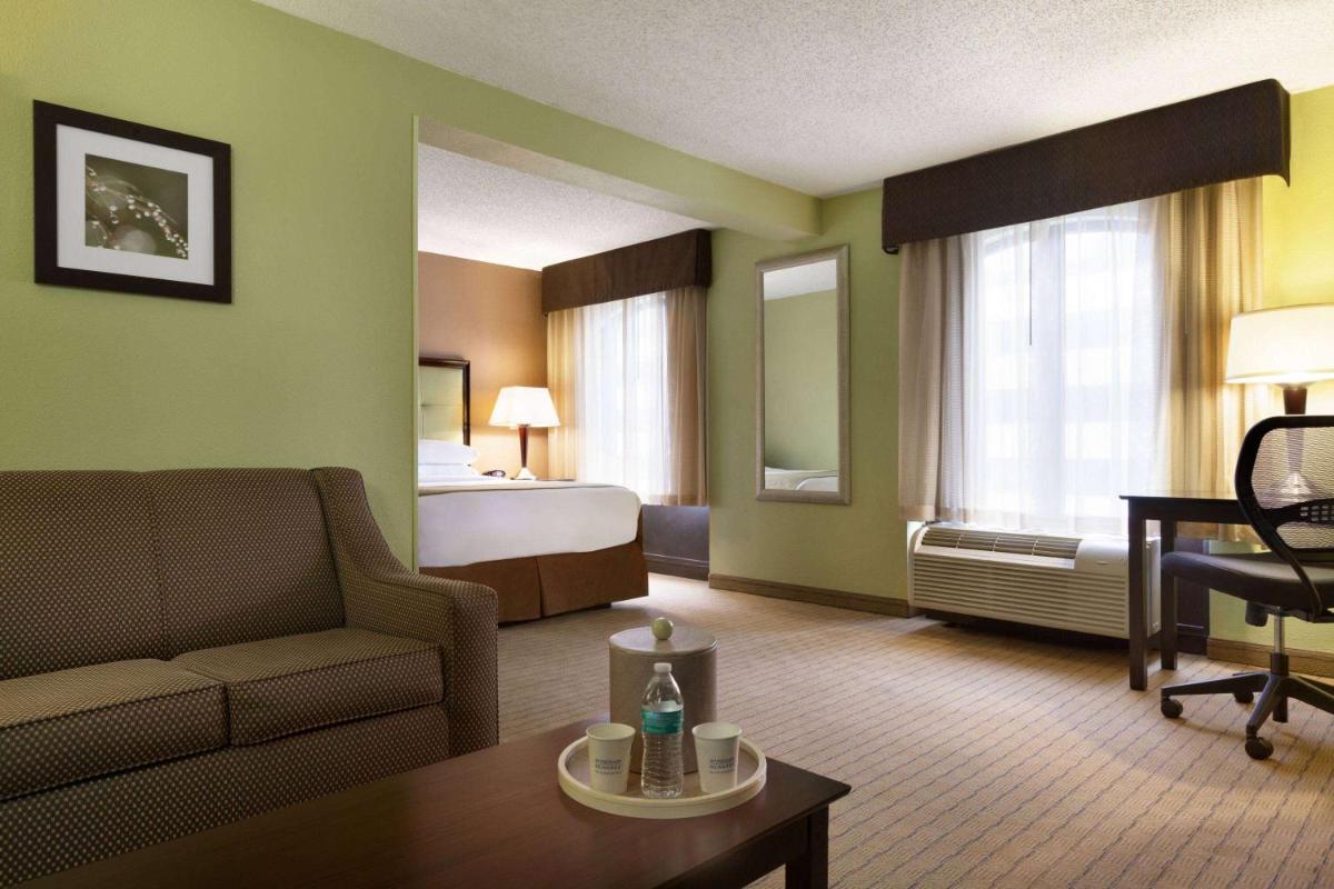 Days Inn by Wyndham Baltimore Inner Harbor - image 2