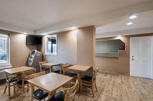 Quality inn near Pimlico Racetrack - image 12