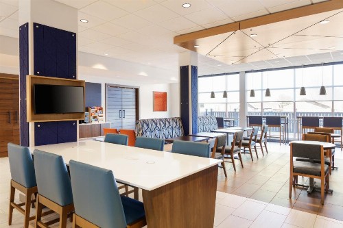 Holiday Inn Express Baltimore At The Stadiums an IHG Hotel - image 44