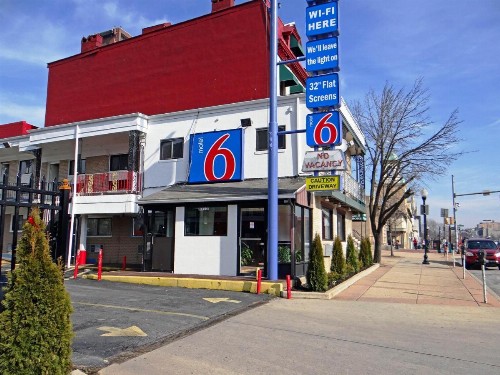 Motel 6 Baltimore Downtown - image 3