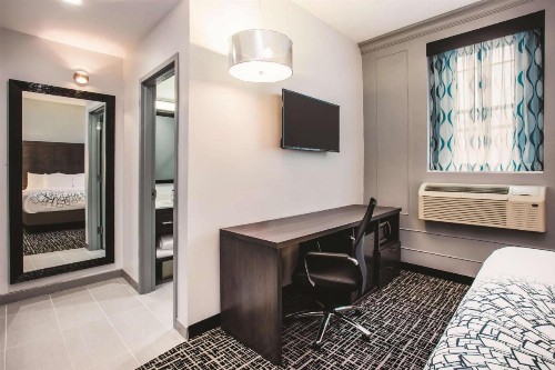 La Quinta by Wyndham Baltimore Downtown - image 11