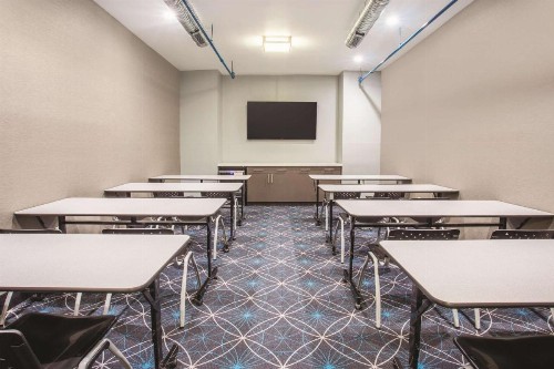 La Quinta by Wyndham Baltimore Downtown - image 18