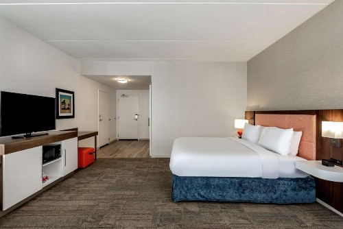 Hampton Inn Baltimore Bayview Campus - image 17