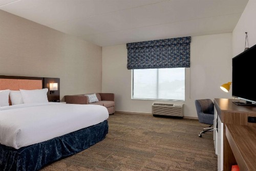 Hampton Inn Baltimore Bayview Campus - image 19
