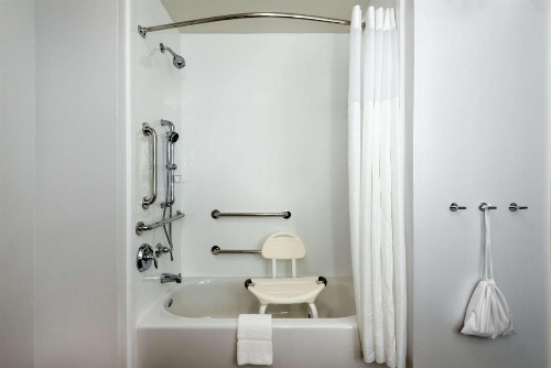 Hampton Inn Baltimore Bayview Campus - image 26