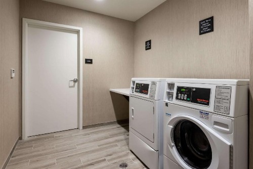Hampton Inn Baltimore Bayview Campus - image 31
