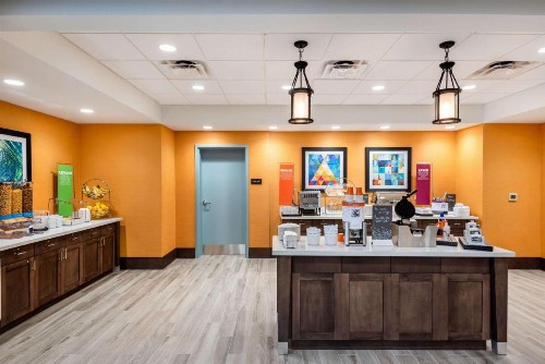 Hampton Inn Baltimore Bayview Campus - image 9