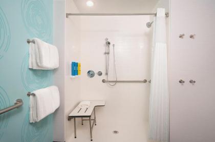 Tru By Hilton Baltimore Harbor East - image 12
