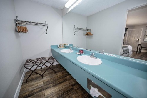 River Oak Inn and Restaurant - image 25