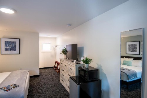 Anchorage Motel - image 37