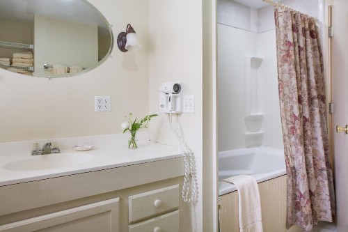 Mira Monte Inn & Suites - image 11