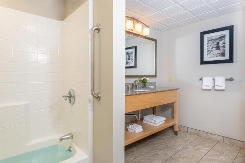 Atlantic Oceanside Hotel & Conference Center - image 37