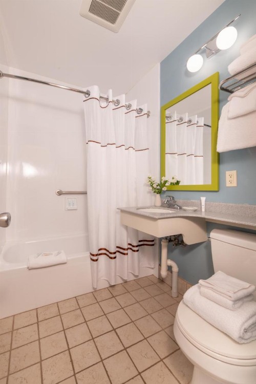 Bar Harbor Motel - image 32