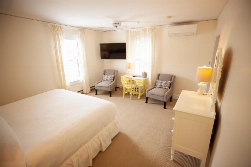 Yellow House Inn - image 21