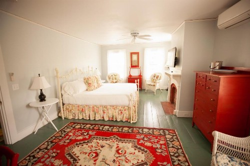 Yellow House Inn - image 24