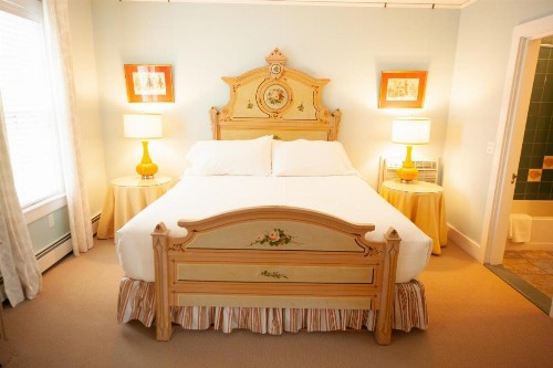 Yellow House Inn - image 26