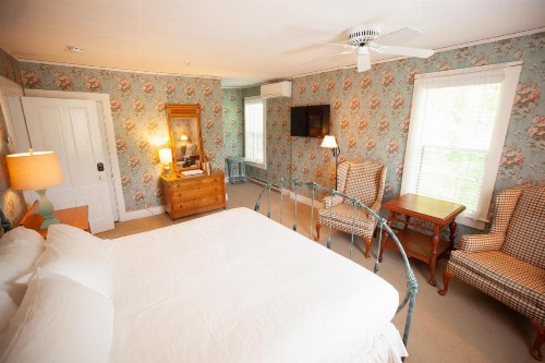 Yellow House Inn - image 29