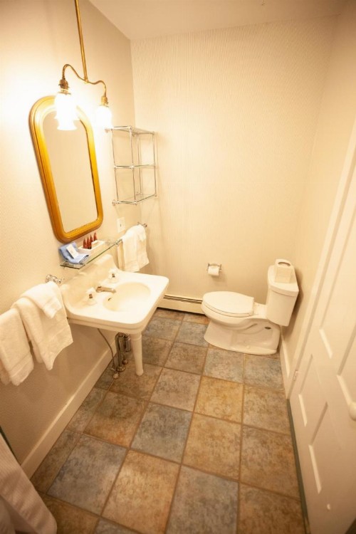 Yellow House Inn - image 30