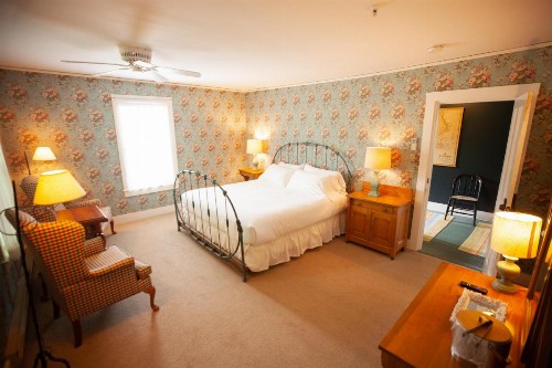 Yellow House Inn - image 36