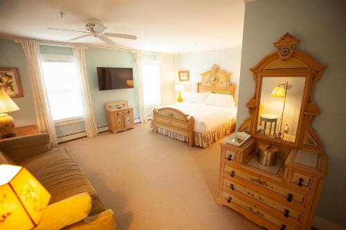 Yellow House Inn - image 44