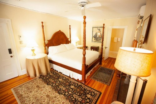 Yellow House Inn - image 46
