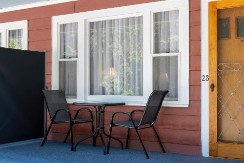 Highbrook Motel - image 10