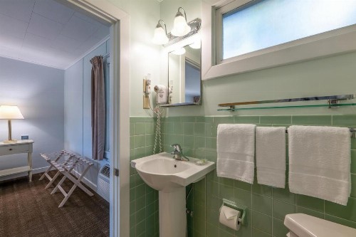 Highbrook Motel - image 23