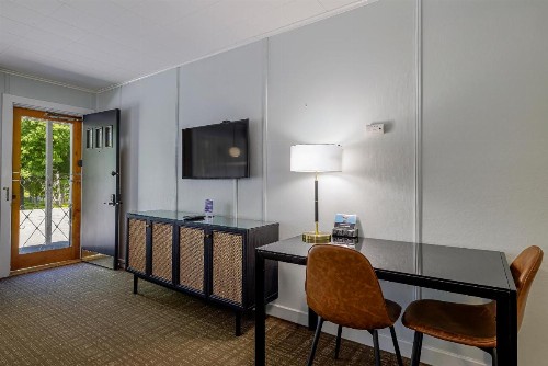Highbrook Motel - image 5