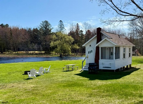 Eden Village Motel and Cottages - image 3