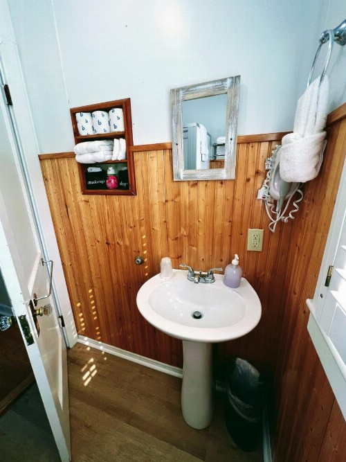 Eden Village Motel and Cottages - image 40