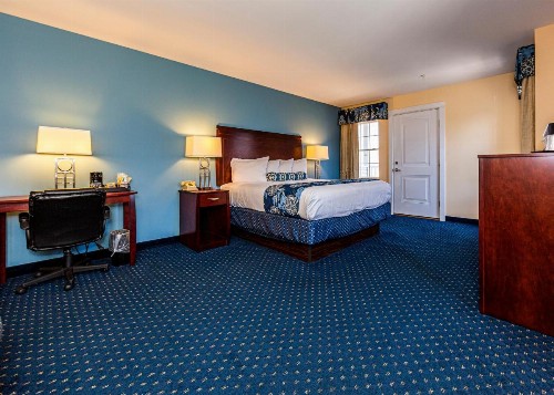 Bar Harbor Manor - image 4