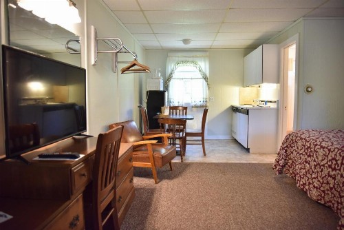 Acadia Pines Motel - image 12